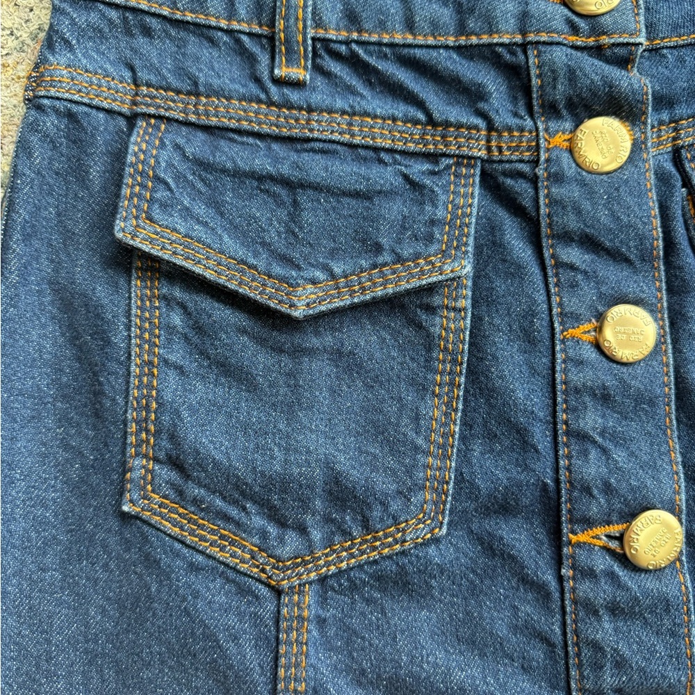 Farm Rio Dark wash denim mini skirt with button-up front and pockets. Size: 27’ - Picture 5 of 9